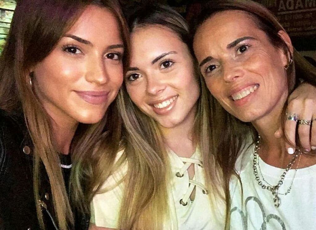 Cande y Agustina Agazzani con su mamá en 2018.