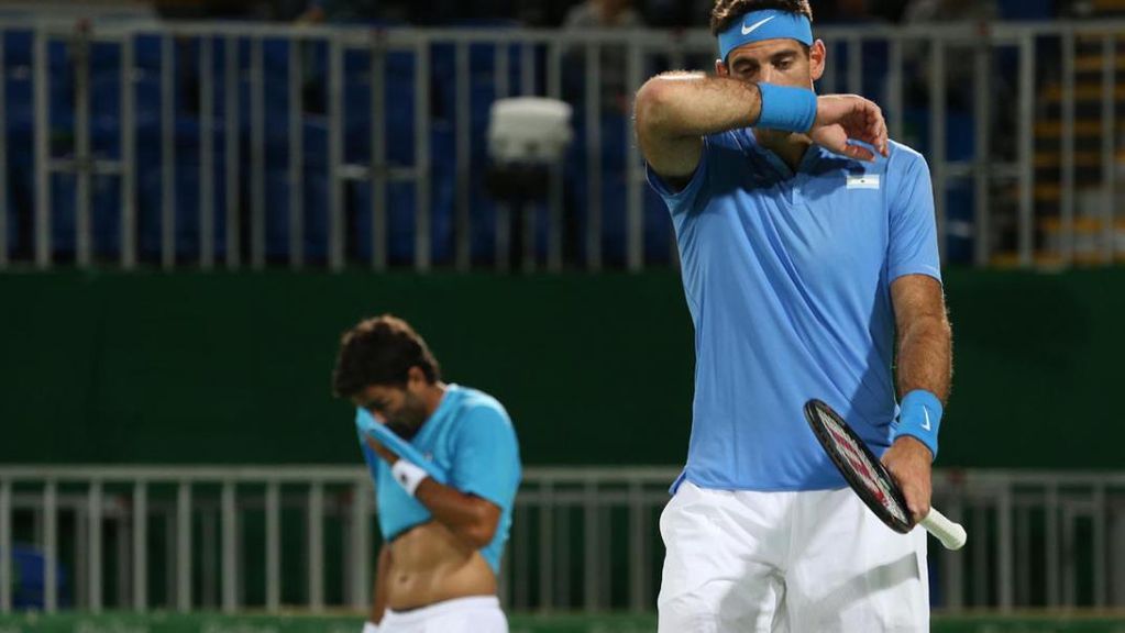 Machi González detrás, y Del Potro con todo su cansancio en el dobles (Foto: Télam).