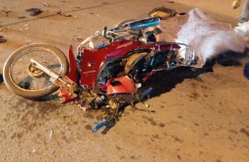 Motociclista de 18 años murió al chocar de frente con un auto en Capitán Bermúdez. (Medios Red)