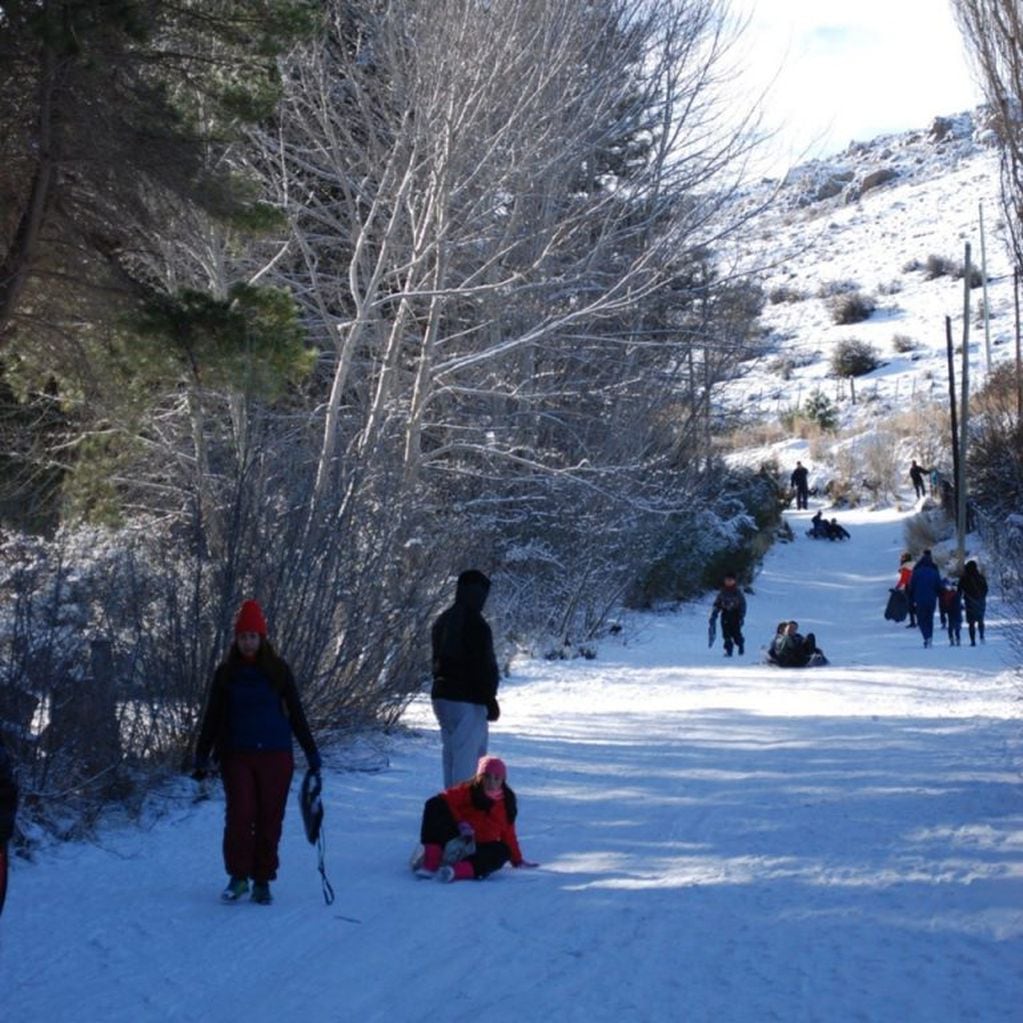 La pendiente sobre la Ruta 259 se transformó en un parque invernal para niños y adultos.