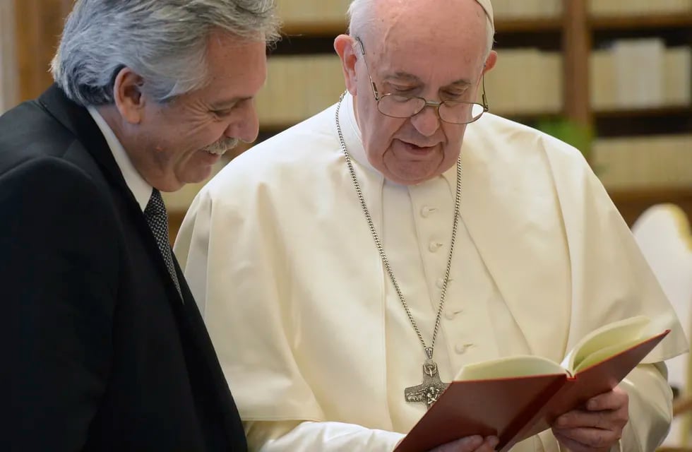Alberto Fernández junto a Francisco en el Vaticano, en enero de 2020. (Foto: Presidencia)
