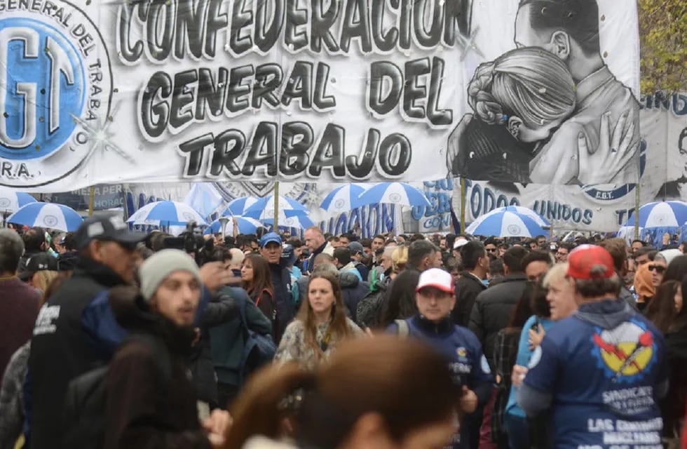 Marcha de la CGT el 1° de mayo contra las políticas de Milei. Foto: Clarín