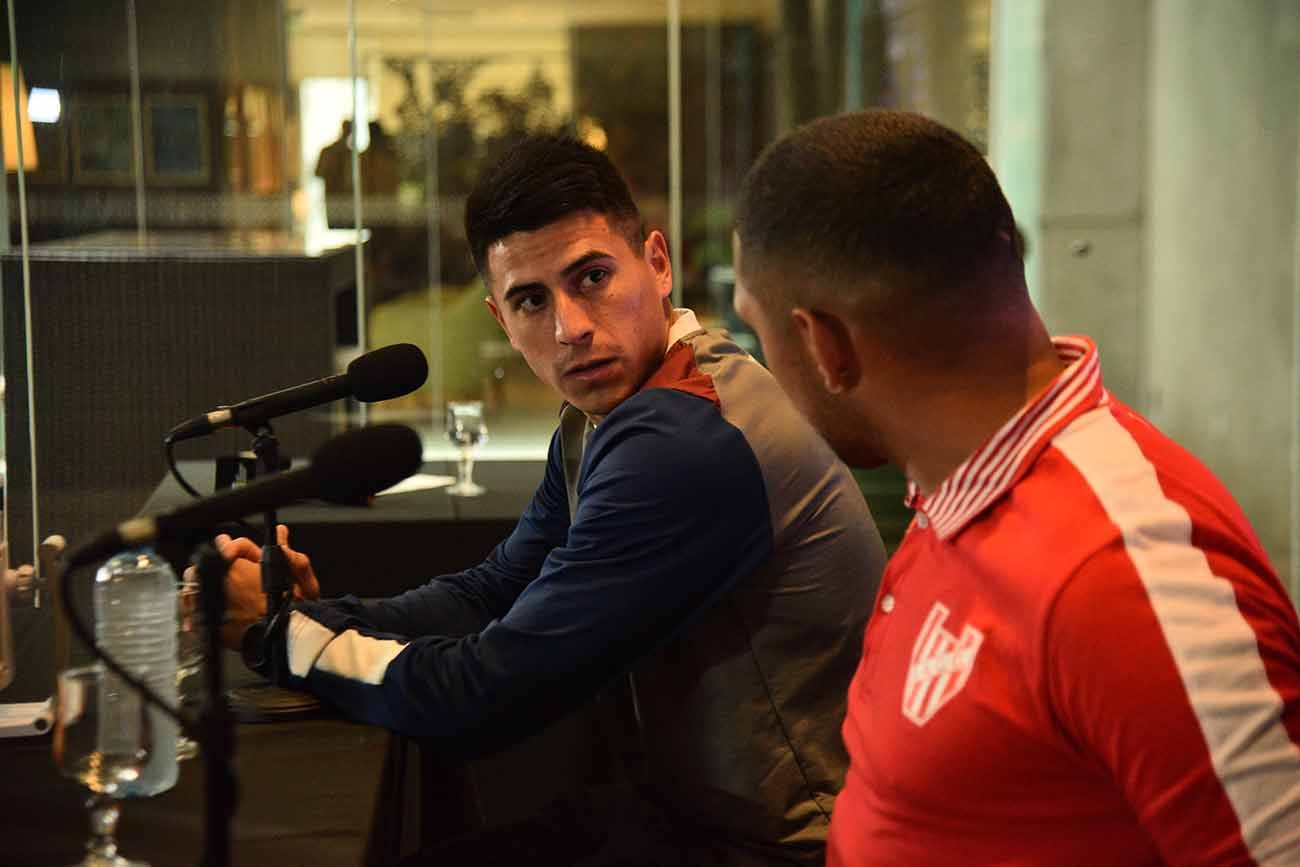 Martínez y Alarcón en la presentación del clásico de fútbol Talleres-Instituto en Córdoba. (Pedro Castillo / La Voz)