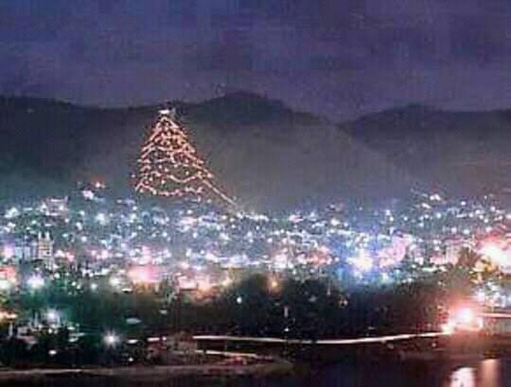 Árbol gigante de Navidad en diciembre de 1990 en Villa Carlos Paz.