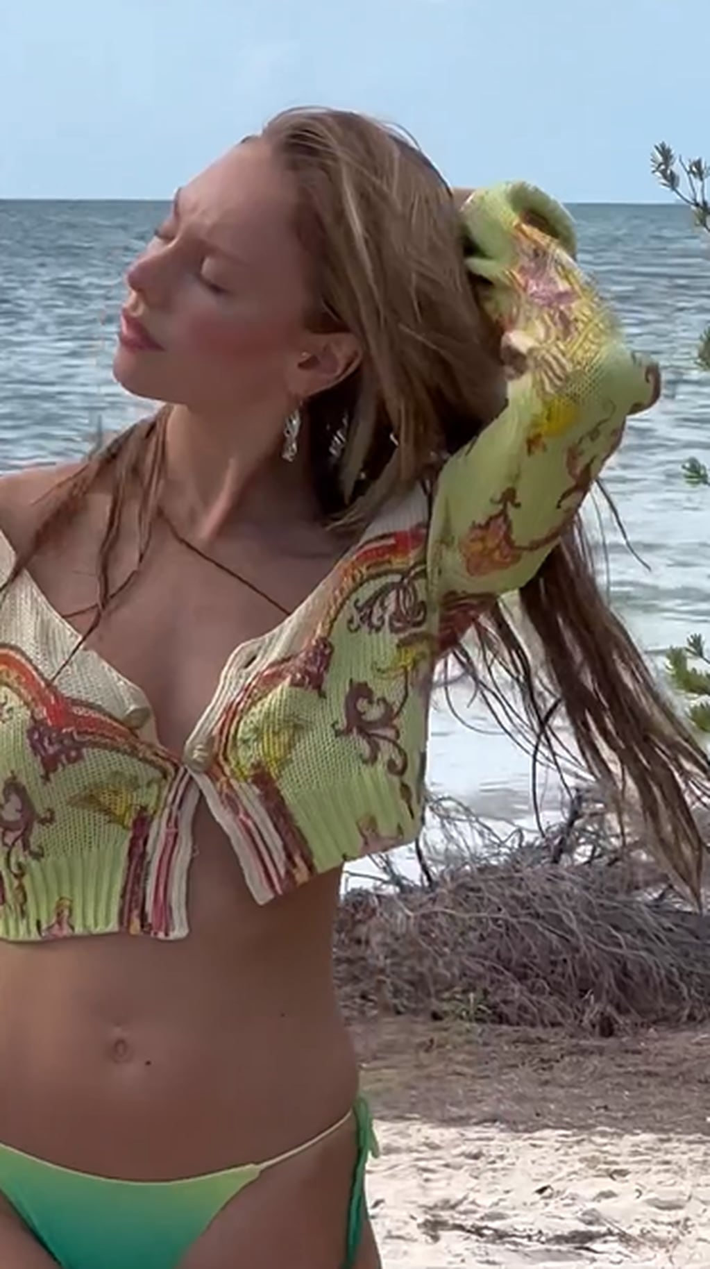La actriz española se animó a un jugado look para disfrutar de un día de playa.