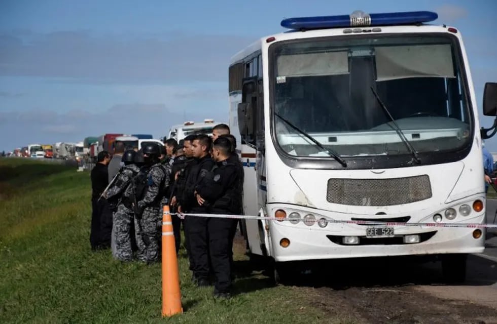 Alrededor de 120 efectivos policiales trabajaban en la autopista a Santa Fe para la recaptura de los presos. (Juan José García)