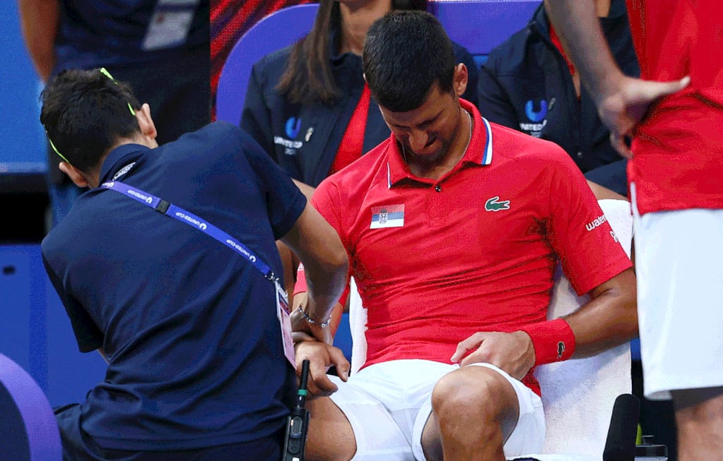 Novak Djokovic evidencia molestias en su muñeca derecha en la previa del Abierto de Australia, donde defenderá el título. (AP)