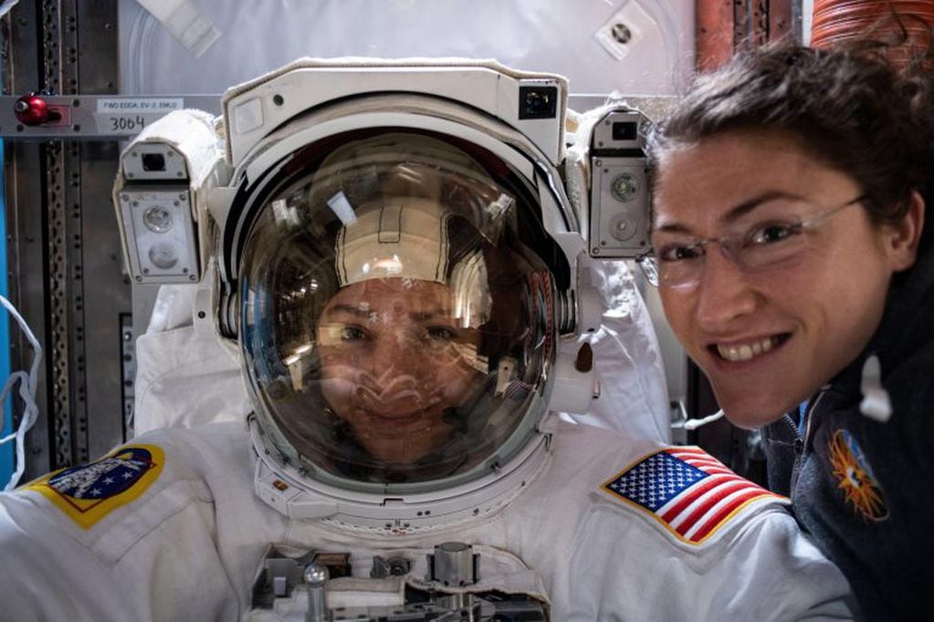 Una foto distribuida por la NASA muestra a la astronauta Christina Koch posando para un retrato con Jessica Meir, dentro del traje. Crédito: EFE / EPA / NASA.