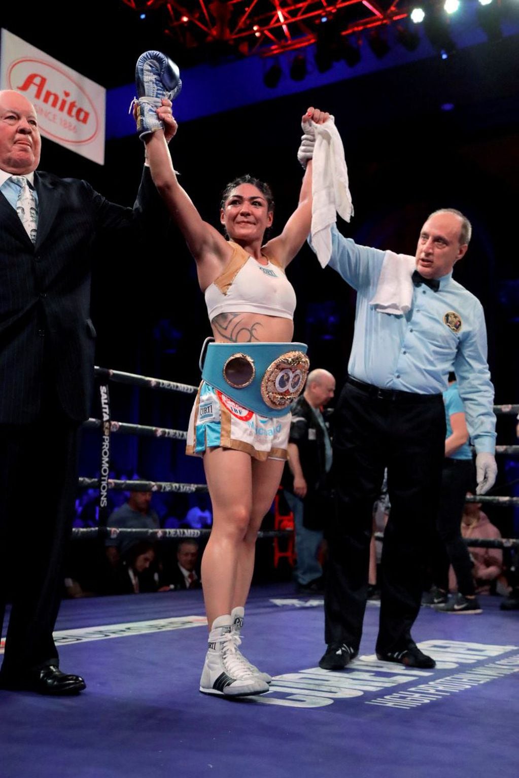 Brenda Karen Carabajal luce el cinturón de campeona mundial, tras derrotar por puntos a la rusa Elena Gradinar en Atlantic City, New Jersey. (AP Photo/Julio Cortez)