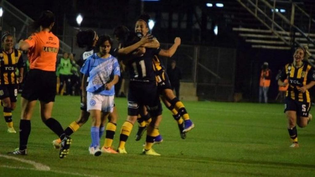 Selena Chamorra anotó el primer gol en un campeonato femenino profesional. (CARC)