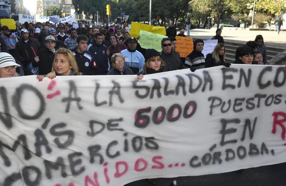 Protesta. Comerciantes de barrios aledaños a Forja protestaron frente a la Municipalidad por La Salada.