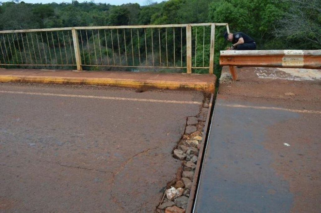 El puente sobre el arroyo Cuña Pirú tiembla cuando pasan colectivos o camiones.