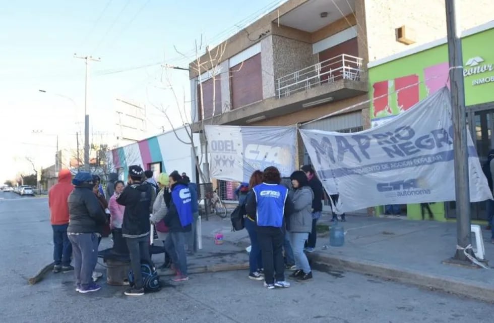 La CTA de Báez en Roca ocupó la sede de Desarrollo Social y amenazó de muerte a su titular.