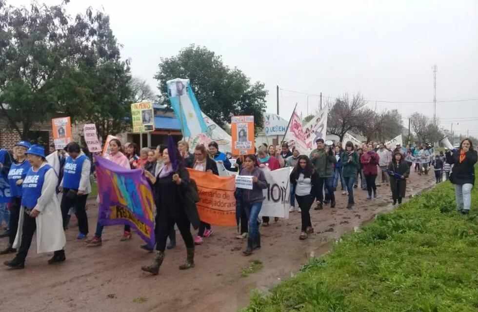 La manifestación en el norte provincial no aflojó a pesar de la lluvia. (Prensa Mercedes Meier)