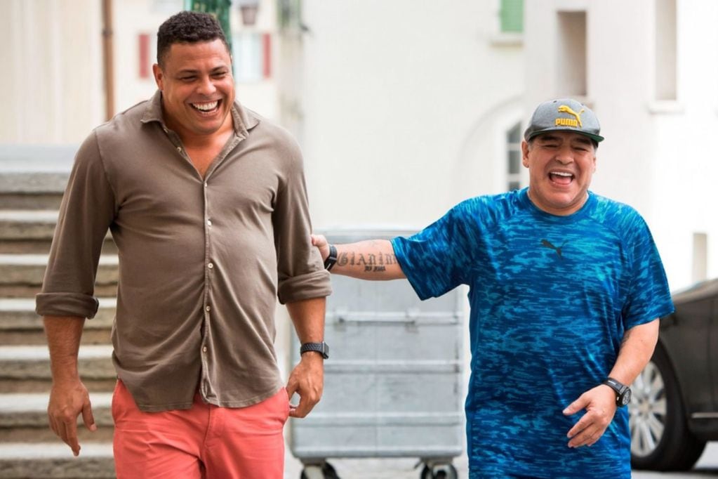 Ronaldo junto a Maradona