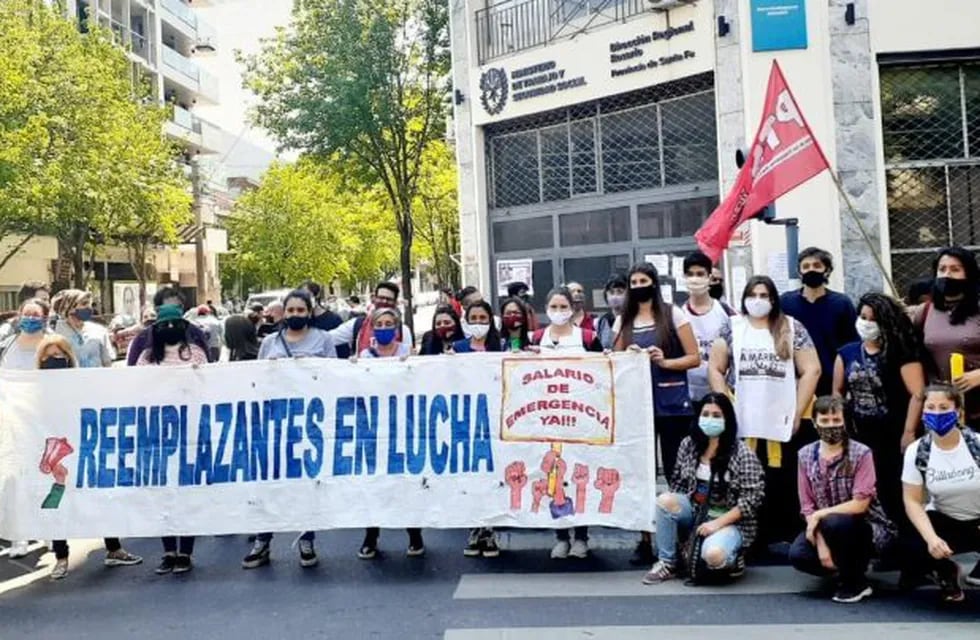 Docentes reemplazantes organizaron una protesta frente a la sede rosarina del Ministerio de Trabajo de Santa Fe en reclamo de un salario de emergencia por la pandemia. (@docentefe)