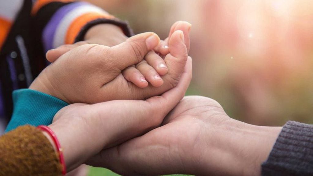 Una familia compuesta por dos mujeres tuvo la preadopción de un bebé.