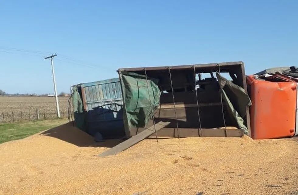 Uno de los vehículos derramó su carga de cereal sobre la traza. (@redsegvial)