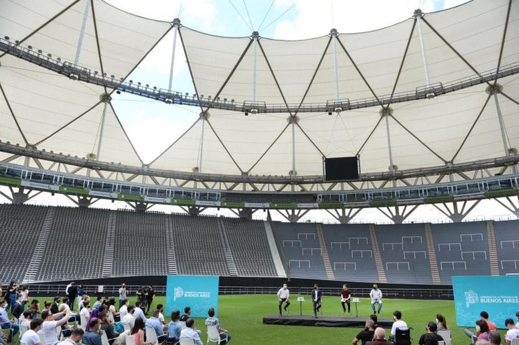 Axel Kicillof anuncia en el Estadio Único de La Plata el "Fondo de Acompañamiento" para las actividades deportivas en la provincia de Buenos Aires (Foto: Clarín)