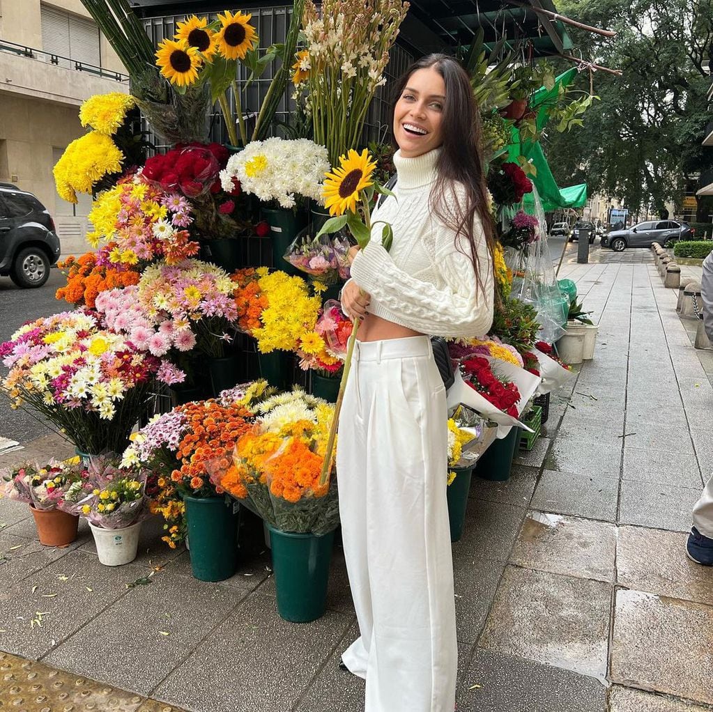 Zaira Nara posó rodeada de flores