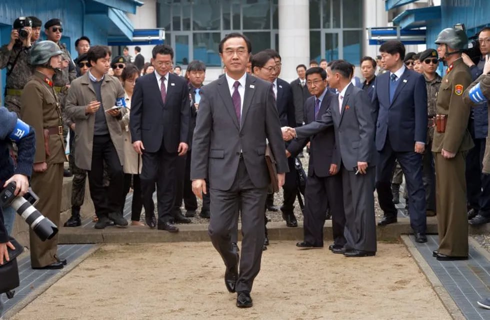El ministro de Unificación y jefe de la delegación negociadora de Corea del Sur, Cho Myoung-gyon, cruza la frontera entre ambos países para una reunión en la localidad froneriza de Panmunjom. El líder norcoreano Kim Jong-un y el presidente surcoreano, Moon Jae-in, se reunirán el 27 de abril, anunció la agencia Yonhap tras una reunión hoy entre ambos equipos negociadores. \r\n(Vinculado al texto de dpa \