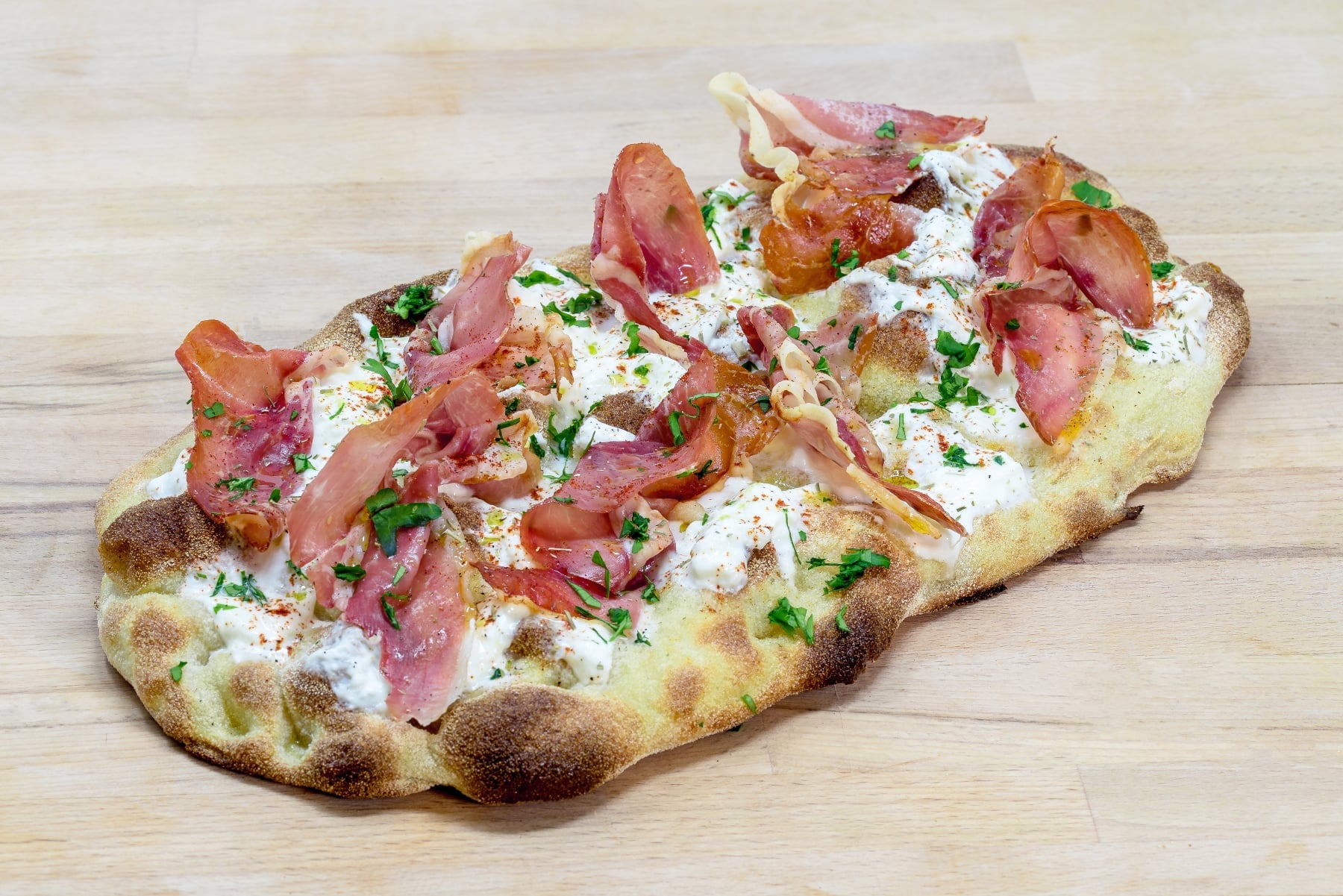 La pinsa se diferencia de la pizza por elaborarse con tres tipos de harinas diferentes.