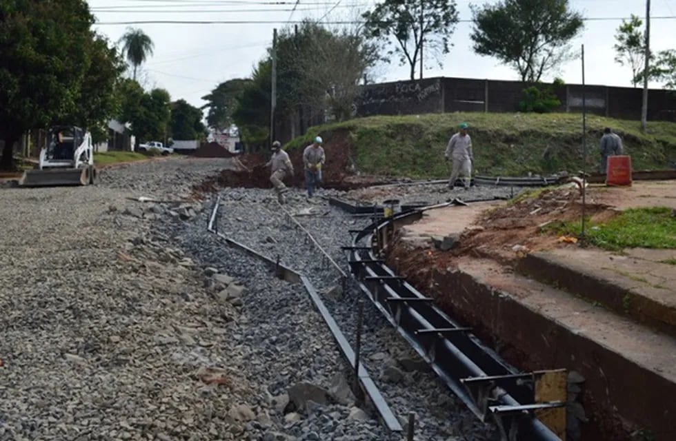 En la chacra 52 de la ciudad de Posadas, la Municipalidad ejecuta obras de asfalto.