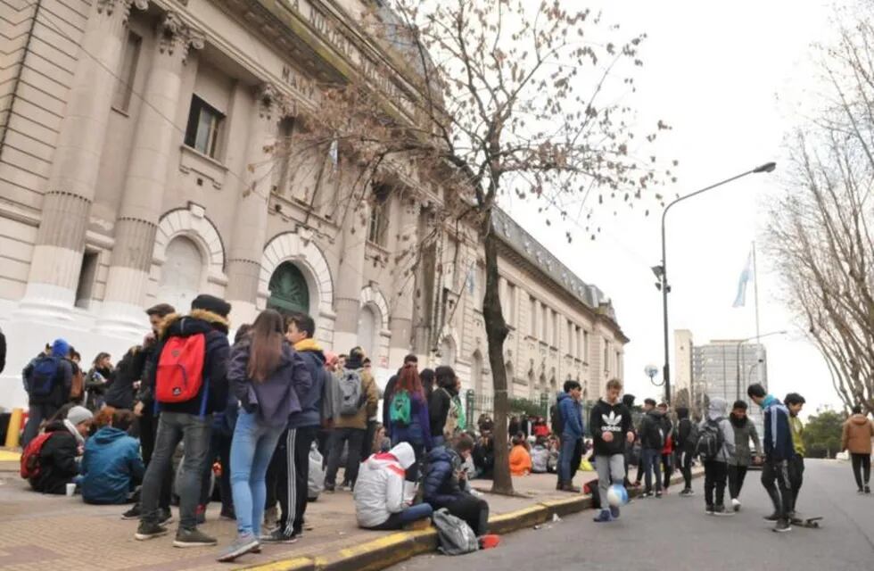 Se manifiestan en contra de las amenazas de bomba que sufre el Normal 1.