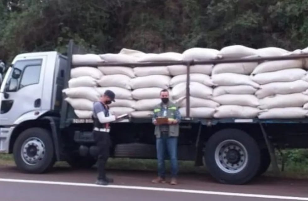 Transporte ilegal de palitos de yerba mate en Misiones cuya carga fue decomisada por el INYM y la Policía de Misiones.