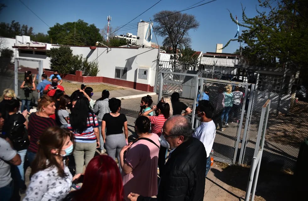 Familiares de presos, frente a la Alcaidía, de barrio Cáceres, donde falleció un hombre de 34 años.