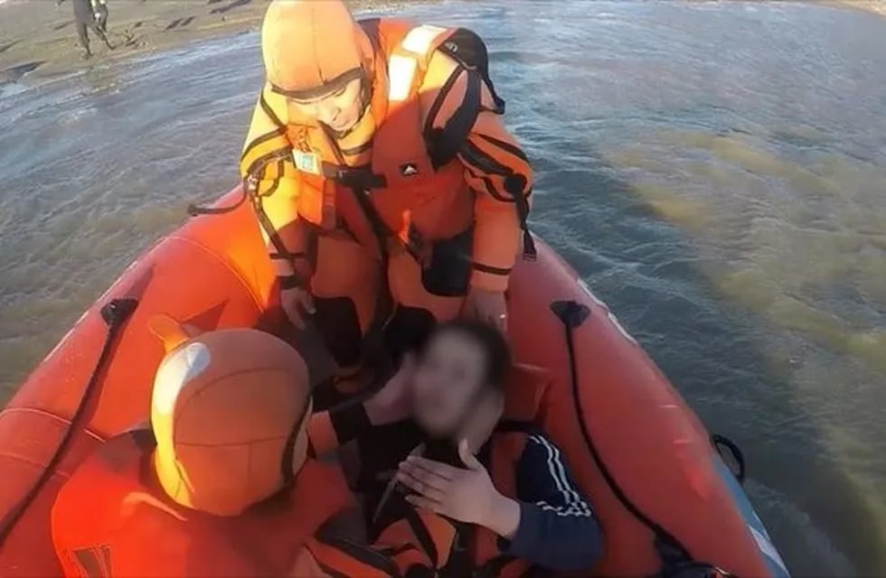 Prefectura Naval rescata a una adolescente que saltó por el puente General Mosconi (web)