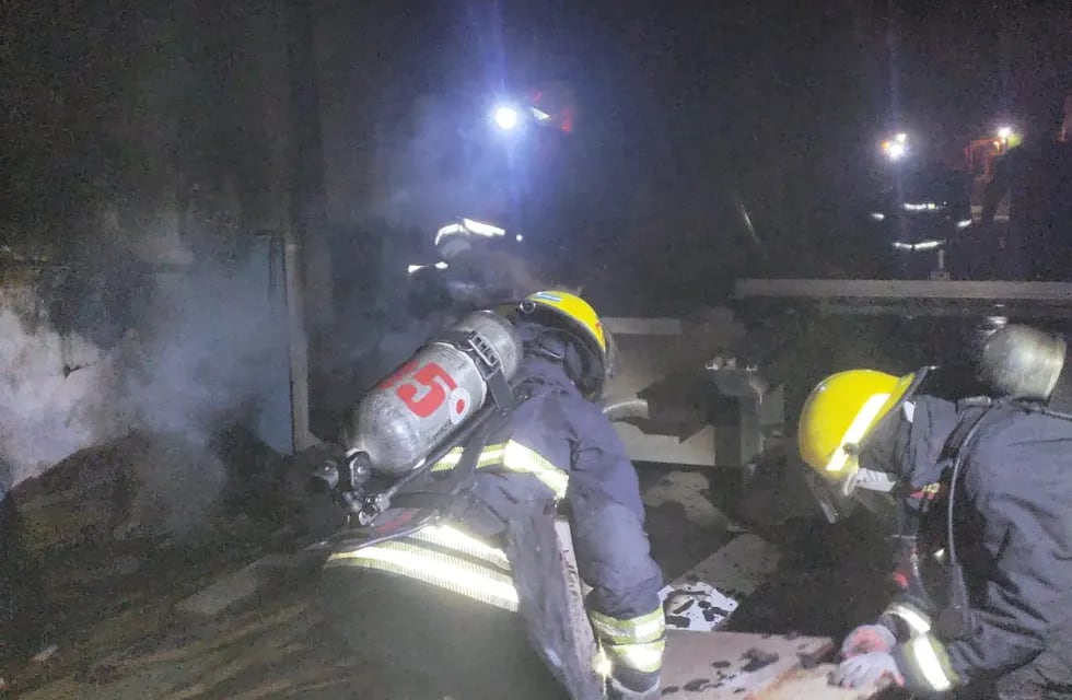 Incendio en un domicilio cercano a Bomberos de Arroyito