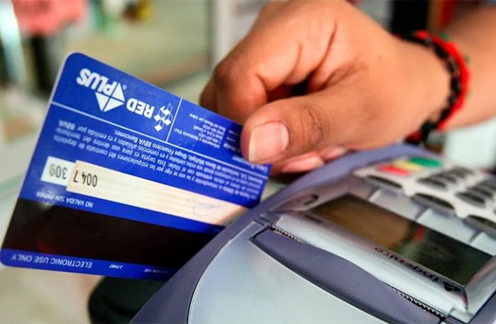 Es ilegal el recargo por compras con tarjeta de débito. (Web).