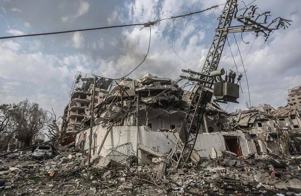 Una vista de la devastación causada por los ataques aéreos israelíes en el barrio de al-Rimal en la ciudad de Gaza. (Reuters)