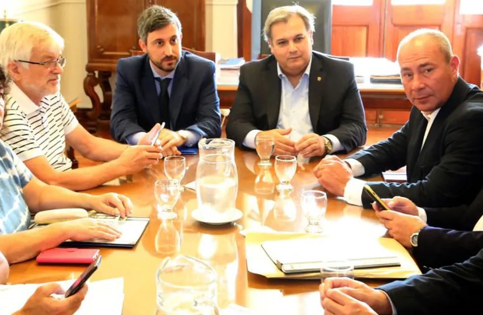El ministro de Gobierno de Santa Fe, Pablo Farías, junto a representantes de ATE y UPCN.