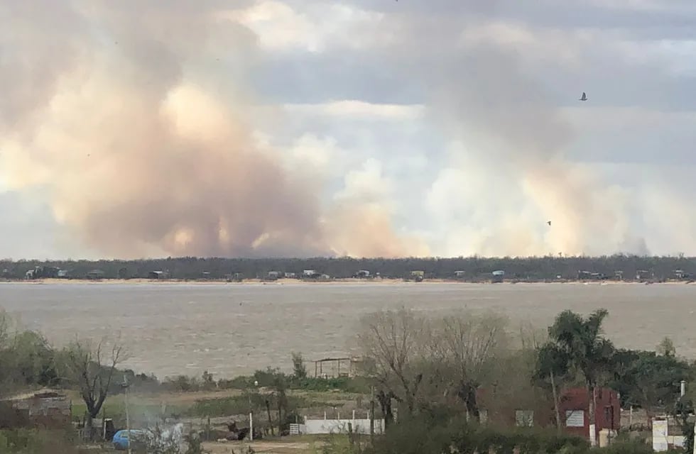 Las quemas en las islas del delta del Paraná llenaron de humo a Rosario.
