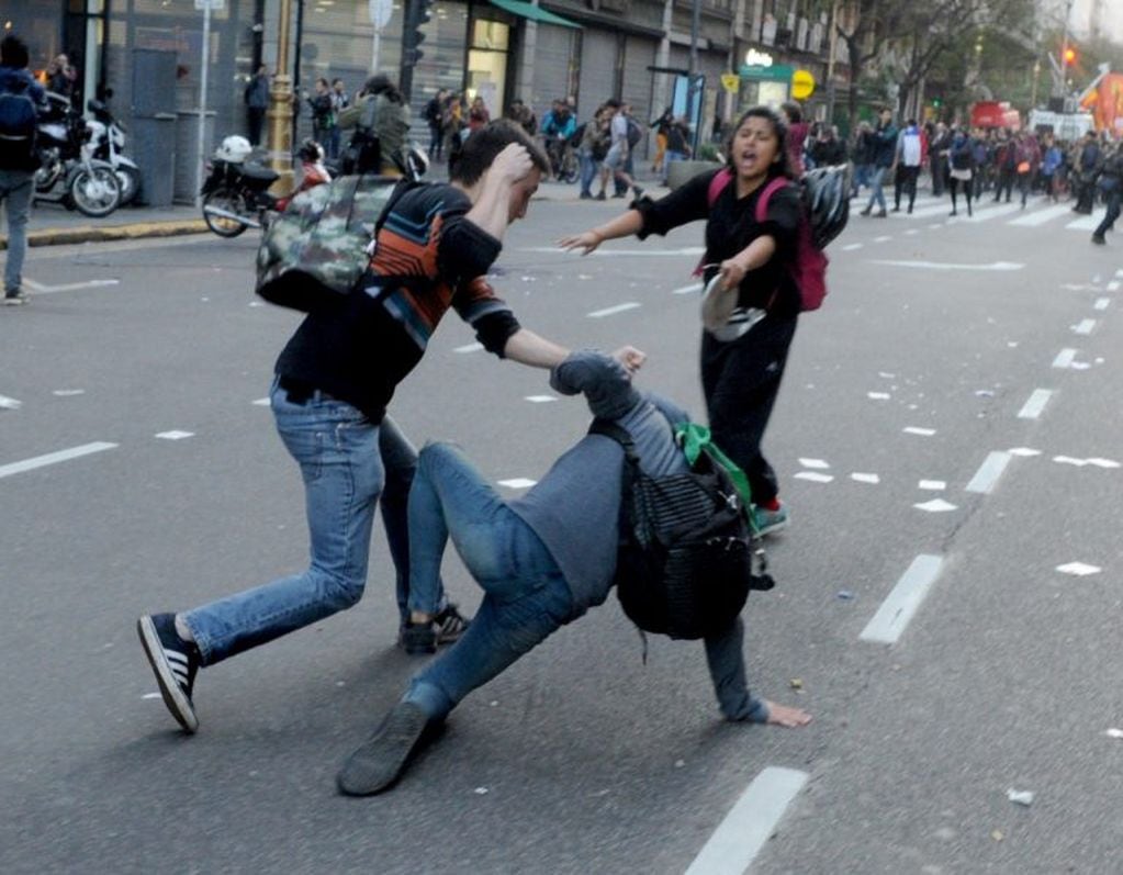 Incidentes frente al Consulado de Chile en Buenos Aires. (Foto: Clarín)