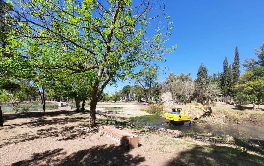 La comuna está dragando la laguna del parque Mariano Moreno en San Rafael. 