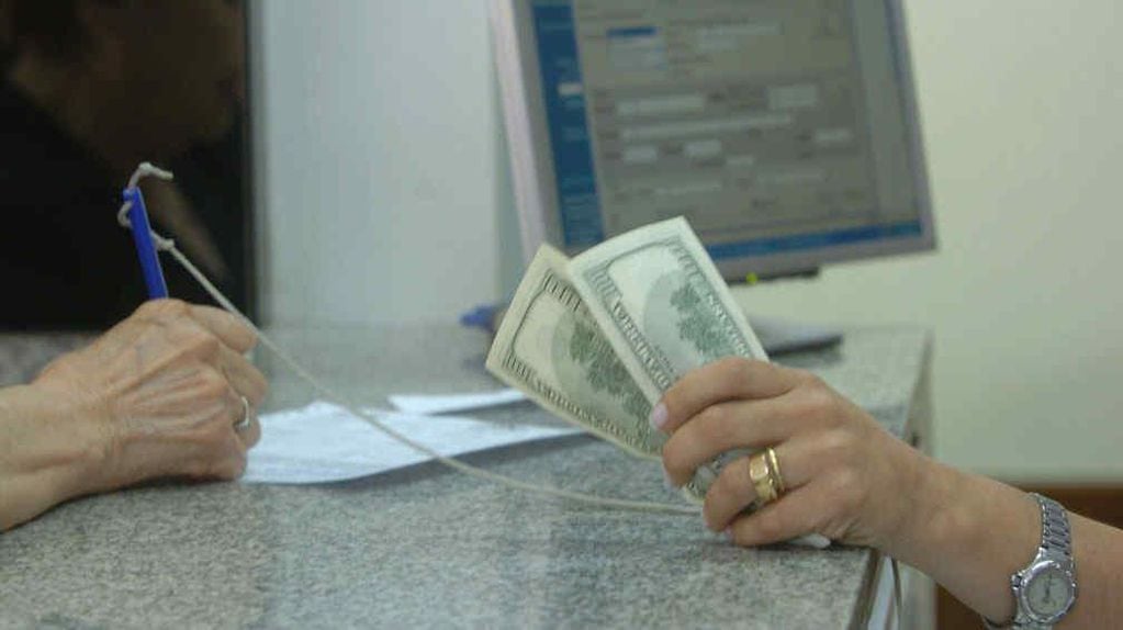 El BCRA determinó que quienes tengan subsidio de tarifas no podrán comprar dólar ahorro (La Voz/Archivo).