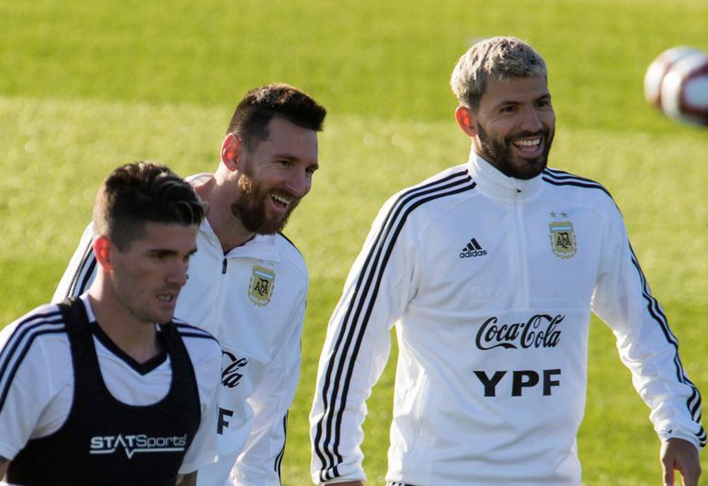 Lionel Messi y Sergio Agüero a pura risa en el entrenamiento de la Selección Argentina. (AFP)