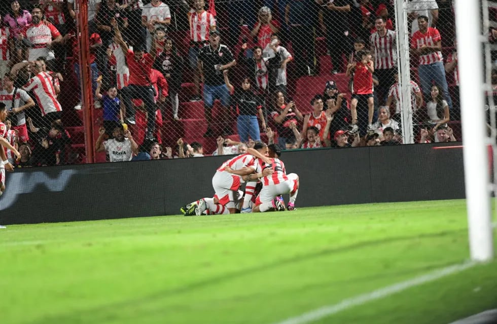 Festejo del gol de Juan Franco para el 1-0 parcial de Instituto ante Huracán en el Monumental de Alta Córdoba. (La Voz)