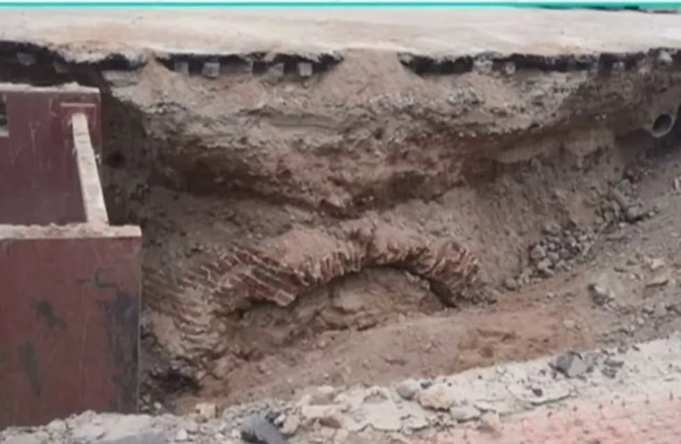 El hallazgo histórico que se descubrió en una excavación de cloacas en la Costanera.