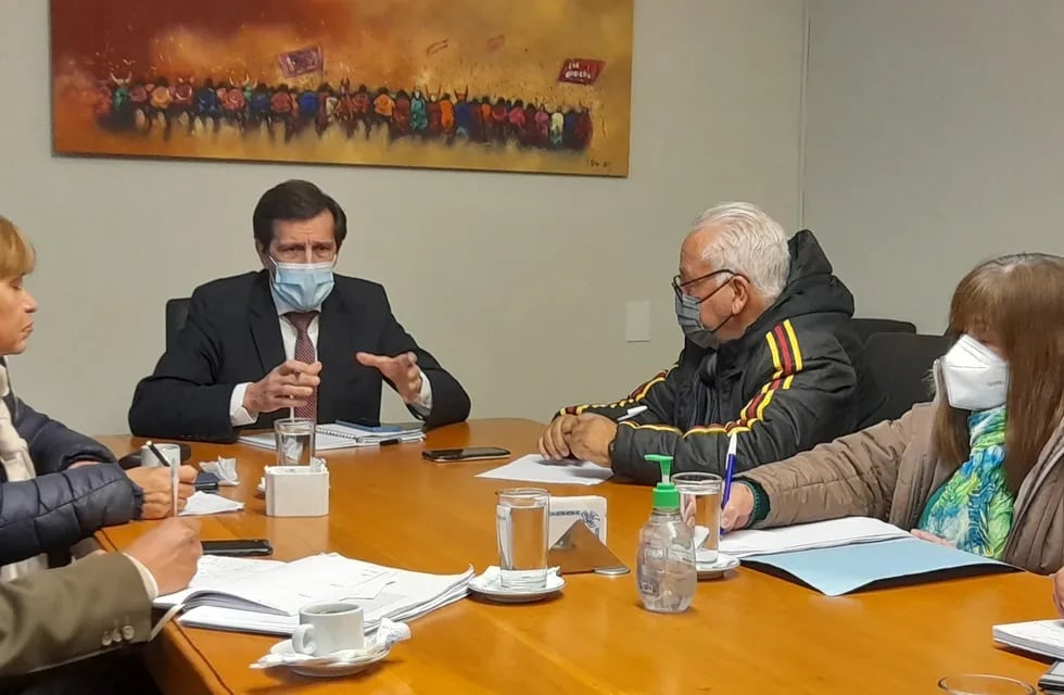 El titular de UPCN Jujuy, Luis Cabana, escucha al ministro de Hacienda y Finanzas, Carlos Sadir, en la reunión por las paritarias.