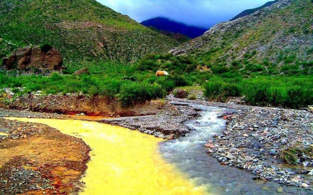 Unión de los Ríos Amarillo y Blanco en las sierras del Famatina