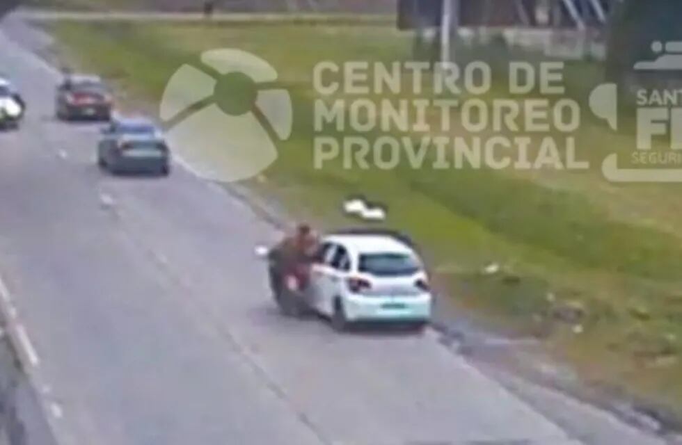 Violento choque de un auto contra una moto en Jorge Newbery