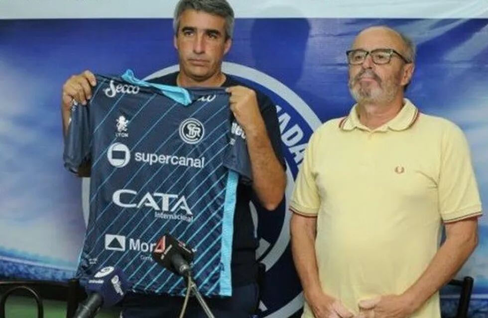 El técnico de Independiente Rivadavia, Gabriel Gómez, acordó hoy con los dirigentes del club su continuidad en el cargo.