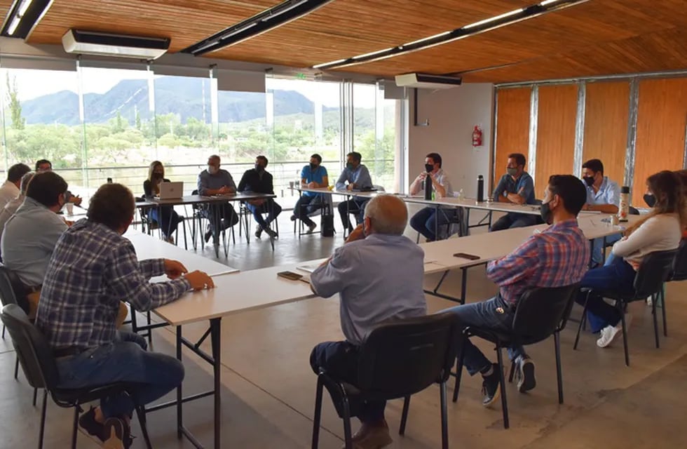 El Gobierno provincial y las sociedades rurales de San Luis, se reunieron con el fin de continuar con los trabajos para definir acciones que permitan potenciar la producción ganadera.