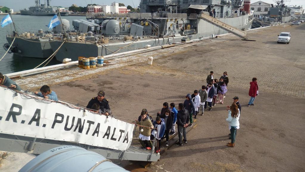 El buque ARA “Punta Alta” recibió la visita de su escuela apadrinada