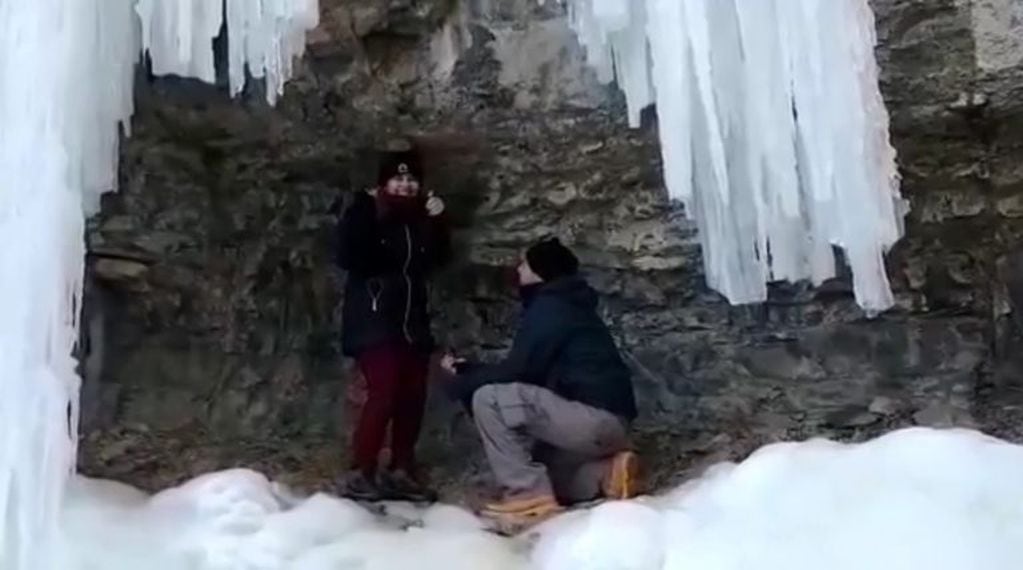 Freddy le propuso matrimonio a Liliana bajo la cascada congelada del arroyo Calafate.