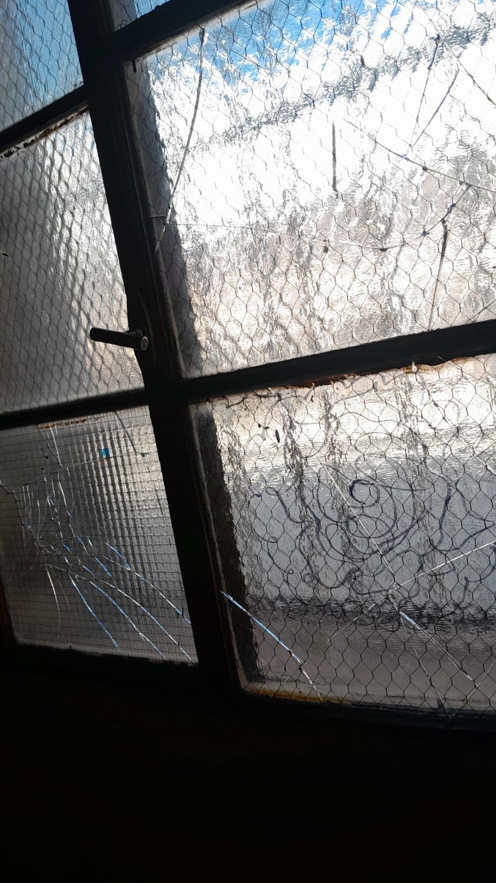 Pese a algunas reparaciones en el colegio  Garzón Agulla aún permanecen ventanas y puertas con bisagras y vidrios rotos. (Gentileza).